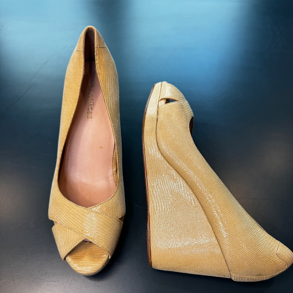 Taryn Rose Women 9.5 M Cream Beige Textured Peep Toe Wedge Pumps Heels Classic
